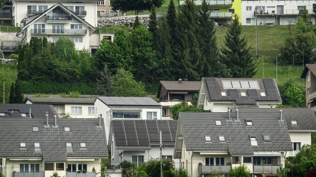 Eines von drei Dächern müsste laut der Empa für eine solare Grundversorgung mit Solarpanels ausgestattet werden. (Archivbild)