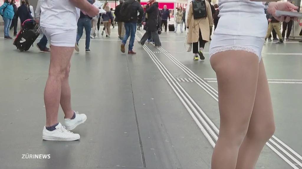 Greenpeace protestiert in Unterwäsche gegen Kosmetikmarke