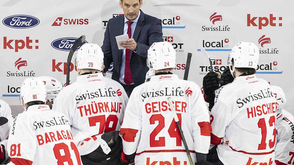 Nationaltrainer Patrick Fischer während eines Testspiels in Aktion