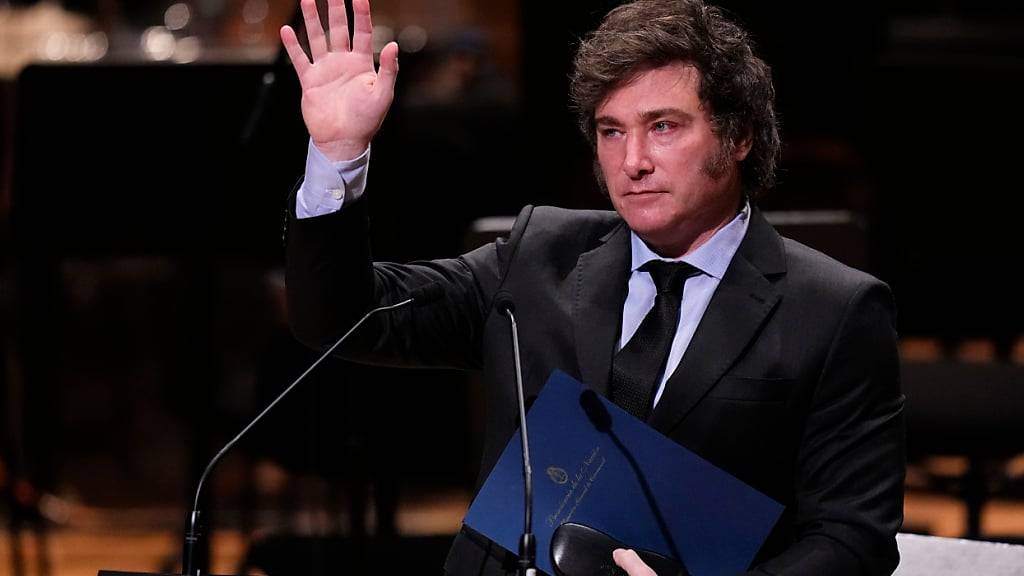 Der argentinische Präsident Javier Milei winkt während einer Zeremonie zum Gedenken an den Holocaust- und Heldentag in Buenos Aires, Argentinien. Foto: Natacha Pisarenko/AP/dpa