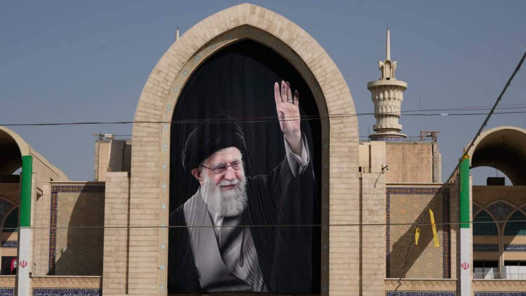 Iran beginnt öffentliche Trauerfeiern für Chamenei