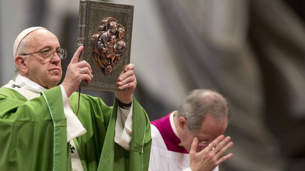 Der Papst (links) feiert zum Ende der Bischofssynode eine Messe im Petersdom.