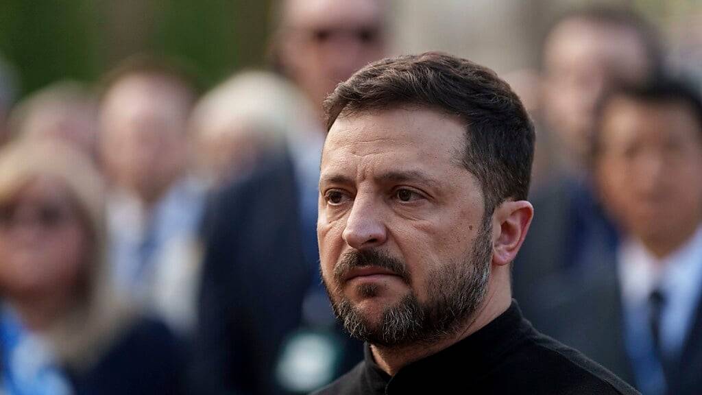 Der ukrainische Präsident Wolodymyr Selenskyj besucht ein Wohnviertel in Kiew, das durch einen russischen Angriff zerstört wurde. Foto: Evgeniy Maloletka/AP/dpa