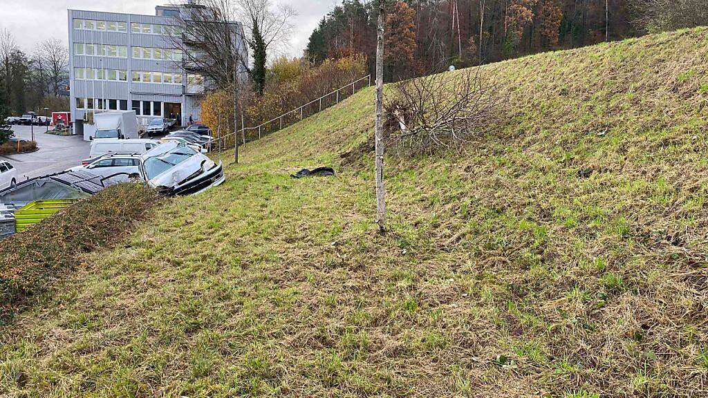 Auto kommt in Baar ZG von Strasse ab und prallt in Baum