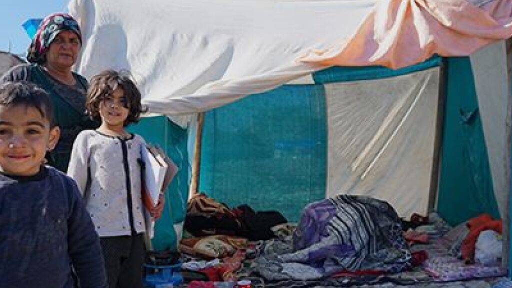 Nach wie vor leben viele Menschen im Erdbebengebiet in der Türkei und Syrien in Notunterkünften.