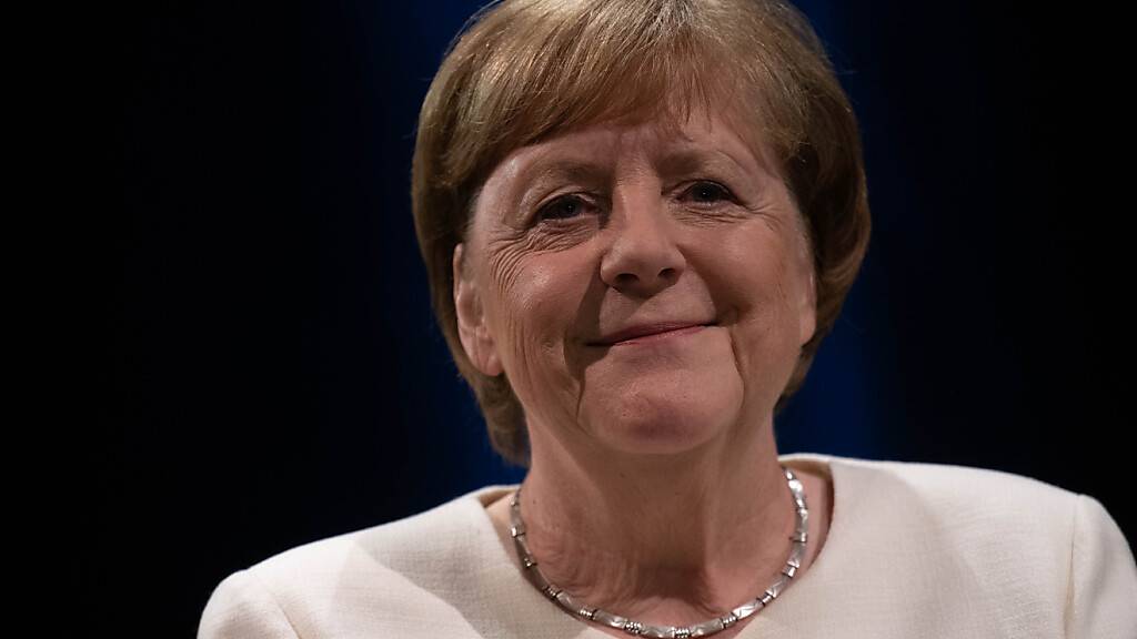 ARCHIV - Die frühere Bundeskanzlerin Angela Merkel bei einer Veranstaltung im Rahmen der Leipziger Buchmesse auf einer Bühne im Schauspiel Leipzig. Foto: Hendrik Schmidt/dpa