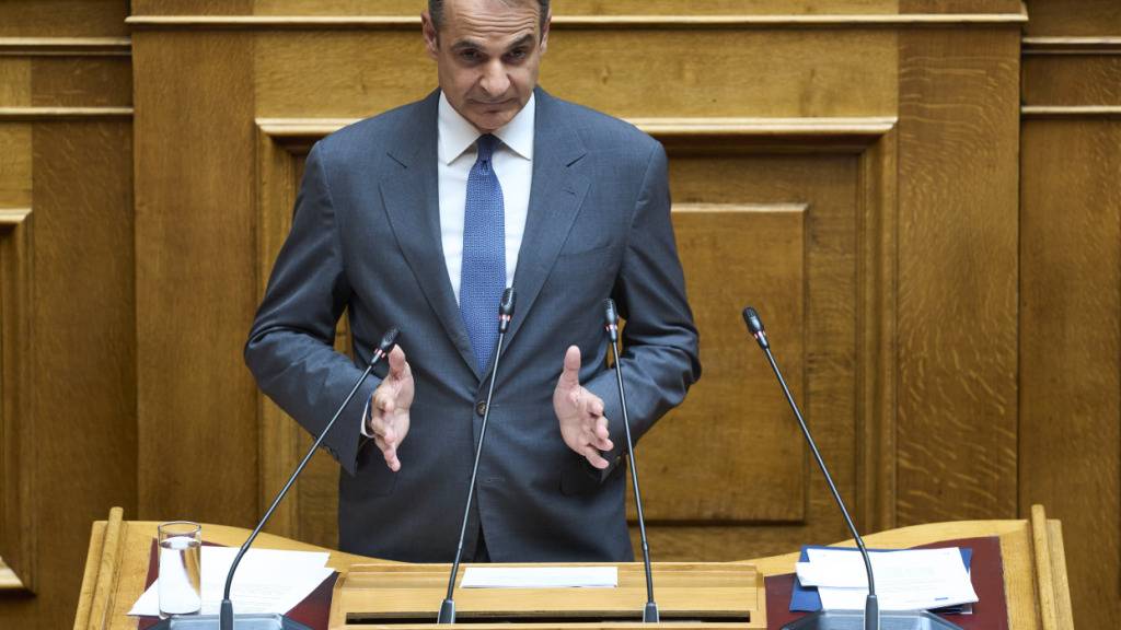 ARCHIV - Der griechische Premierminister Kyriakos Mitsotakis spricht während einer Parlamentssitzung. Foto: Petros Giannakouris/AP/dpa