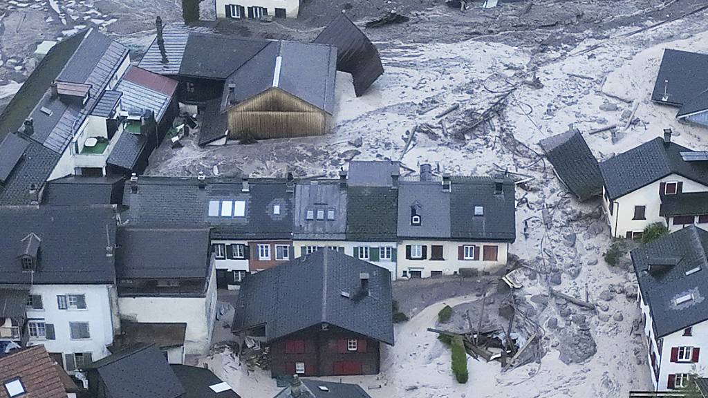 Geröll- und Schlammassen erreichten kurz vor Weihnachten ein Wohnquartier in Schwanden GL, das erst seit wenigen Wochen wieder bewohnbar war. Die Räumung des Areals von Schlamm und Geröll hat nun begonnen. (Archivbild)