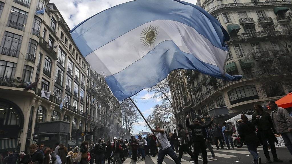 Zehntausende Argentinier demonstrieren in Buenos Aires gegen die Wirtschaftspolitik des konservativen Staatschefs Mauricio Macri.