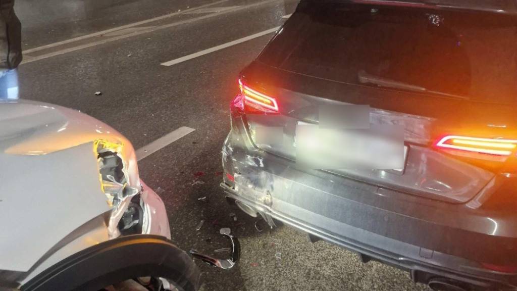 Unter Alkoholeinfluss fuhr ein Autofahrer in Freiburg auf den Wagen vor ihm auf.