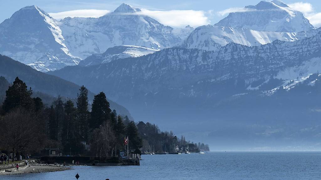 Bereits am ersten Februarwochenende lockte das schöne Wetter Ausflügler ins Freie - wie hier in Thun im Berner Oberland. (Archivbild)