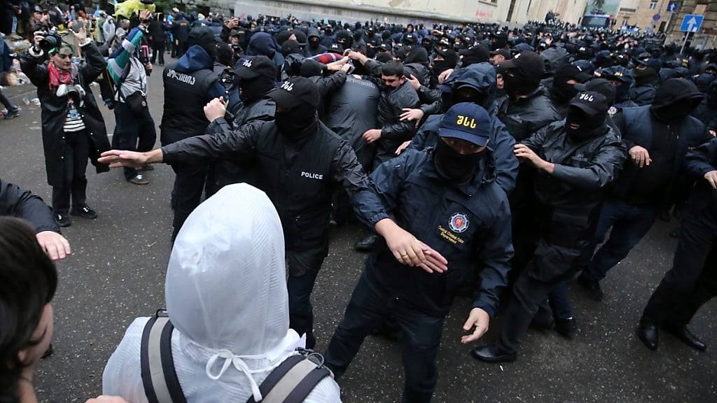 Die Polizei blockiert Demonstranten in der Nähe des Parlamentsgebäudes in Tiflis. Foto: Zurab Tsertsvadze/AP