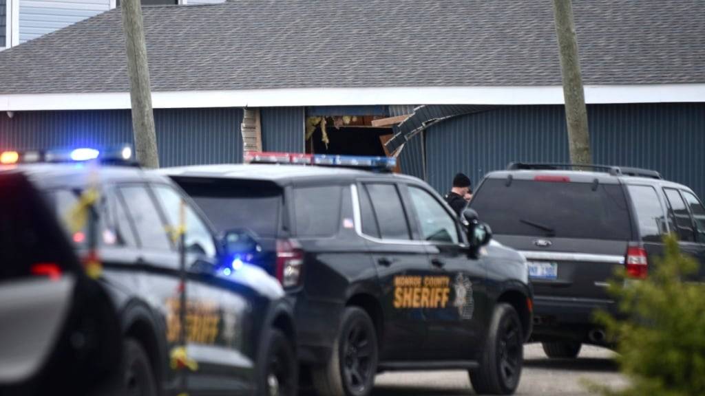 Einsatzkräfte am Unglücksort. Foto: Kathleen Kildee/Detroit News/AP/dpa