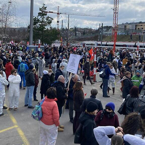 Tausende demonstrieren in Liestal gegen Corona-Massnahmen