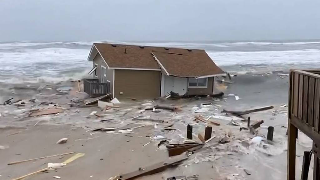 Sturmflut schwemmt Strandhäuser raus ins offene Meer