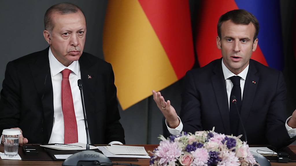 An der Berliner Libyen-Konferenz waren sich der französische Staatspräsident Emmanuel Macron und der türkische Präsident Recep Tayyip Erdogan noch weitgehend einig. Nun decken sich Frankreich und die Türkei angesichts der chaotischen Lage in Libyen mit gegenseitigen Vorwürfen ein (Archivbild)