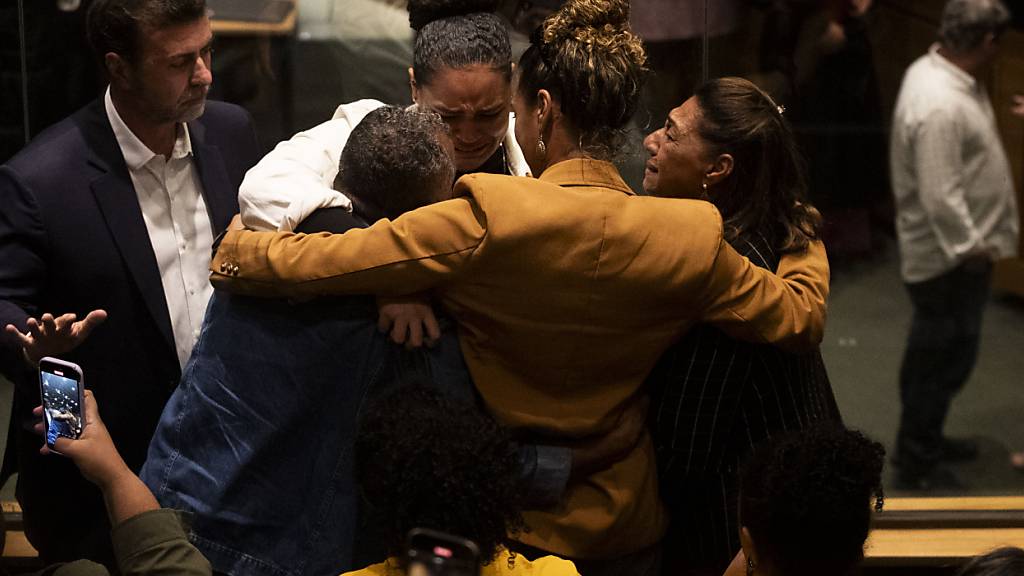 Familienmitglieder der ermordeten Marielle Franco umarmen sich nach der Urteilsverkündung im Gericht in Rio de Janeiro.