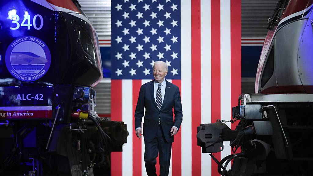 Präsident Joe Biden trifft ein, um in der Amtrak Bear Maintenance Facility zu sprechen. Bei Abstimmungen in verschiedenen US-Bundesstaaten haben die Demokraten von US-Präsident Joe Biden mehrere Erfolge erzielt. Foto: Andrew Harnik/AP/dpa