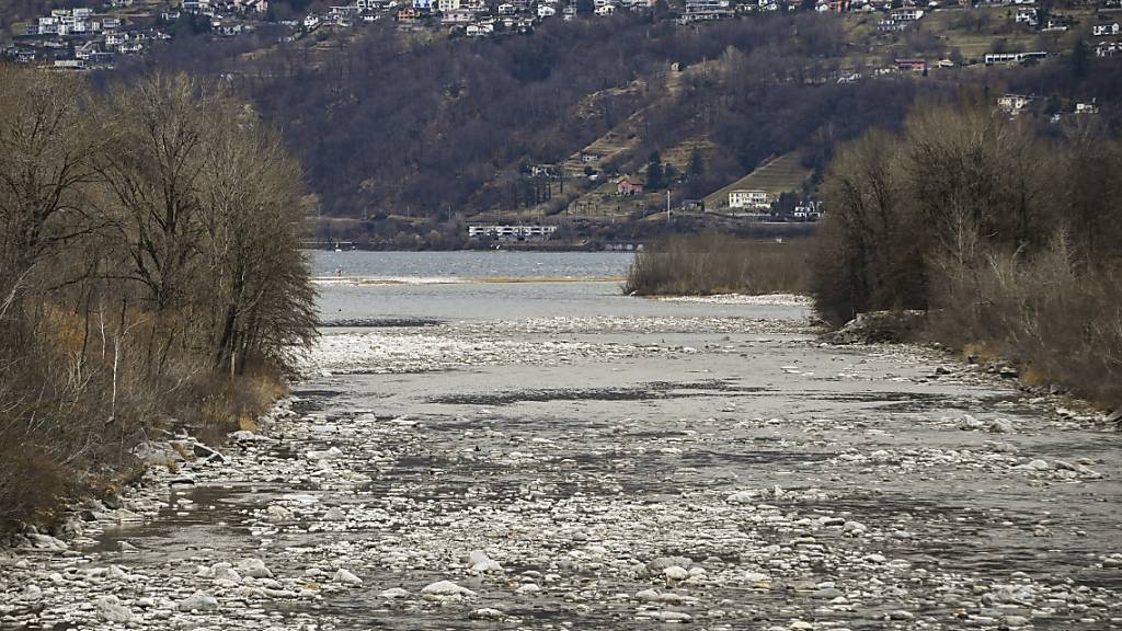 Das Tessin leidet trotz kürzlichen Regenfällen unter der Trockenheit. Im Bild das ausgetrocknete Flussbett der Maggia bei Locarno-Ascona, aufgenommen Ende Februar.