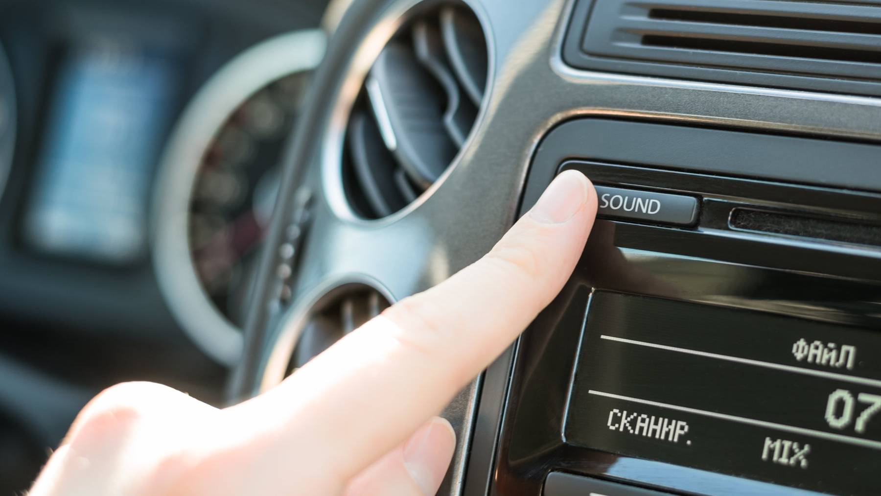 Im Auto Radio hören: Für Autos mit UKW-Empfang vielleicht schon bald Geschichte. (Symbolbild)