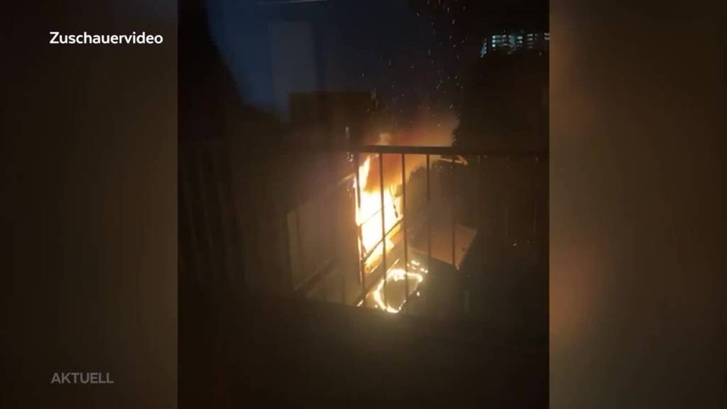 Gebäude evakuiert: In Wohlen brennt der Balkon eines Wohnblockes