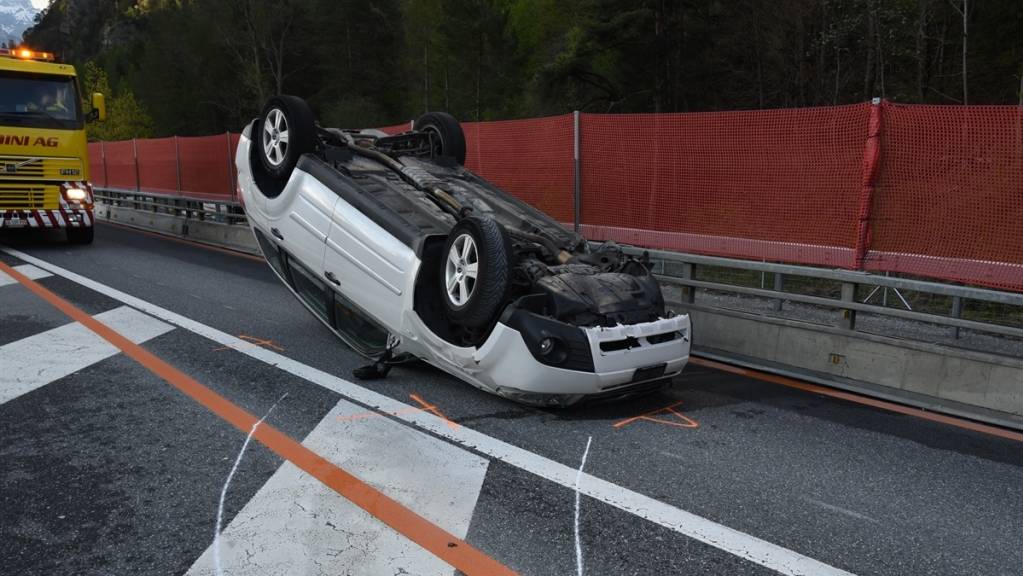 Das Unfallauto rutschte auf der A13 in Rothenbrunnen GR rund 25 Meter weit auf dem Dach. Der Lenker wurde leicht verletzt.