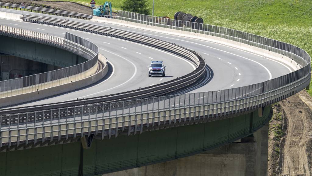 Nach dem Inkrafttreten der Sperrung auf der Brennerautobahn fährt ein einzelner Polizeiwagen über die Mautstraße. Wegen einer Demonstration auf der Brennerautobahn ist die wichtigsten Verkehrsverbindung zwischen Deutschland und Italien in beide Richtungen nahezu vollständig blockiert. Foto: Peter Kneffel/dpa
