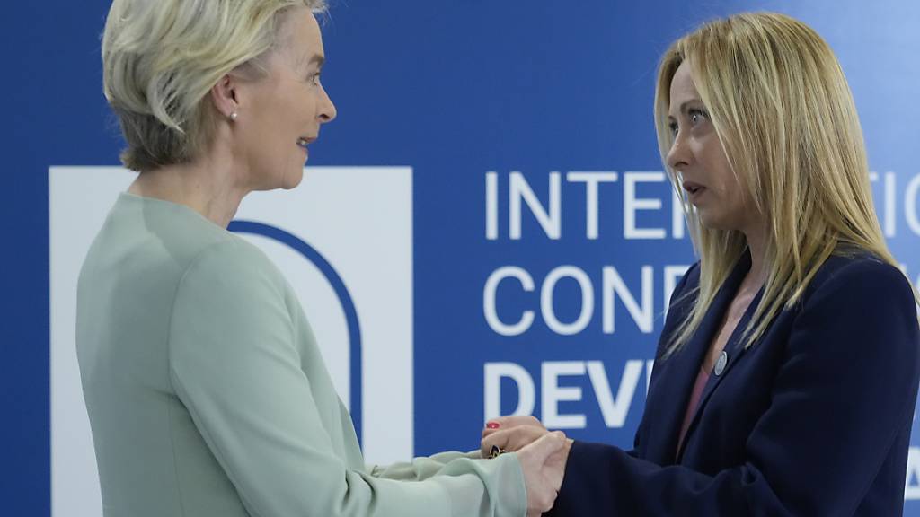 ARCHIV - Giorgia Meloni (r), Ministerpräsidentin von Italien, begrüßt Ursula von der Leyen, Präsidentin der Europäischen Kommission, bei ihrer Ankunft zu einer internationalen Konferenz über Migration. Foto: Gregorio Borgia/AP/dpa
