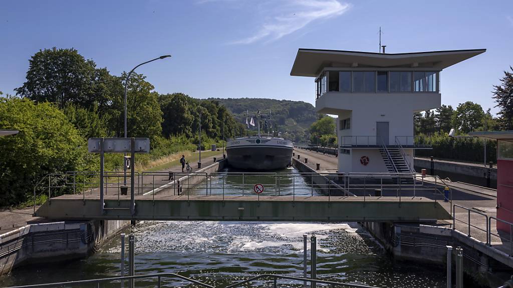 Aufgrund einer Gewässerverschmutzung ist die Schleuse Birsfelden vorübergehend gesperrt. (Archivbild)