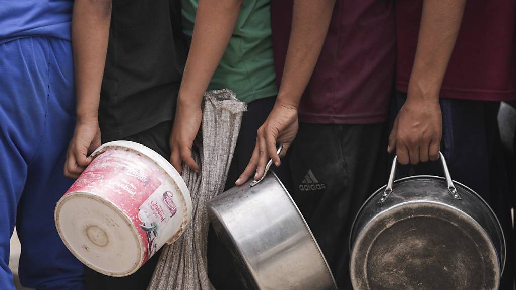 Menschen stehen am 10. Mai 2024 in der Stadt Deir al-Balah im Gazastreifen für eine Essensverteilung an. (Archivbild)