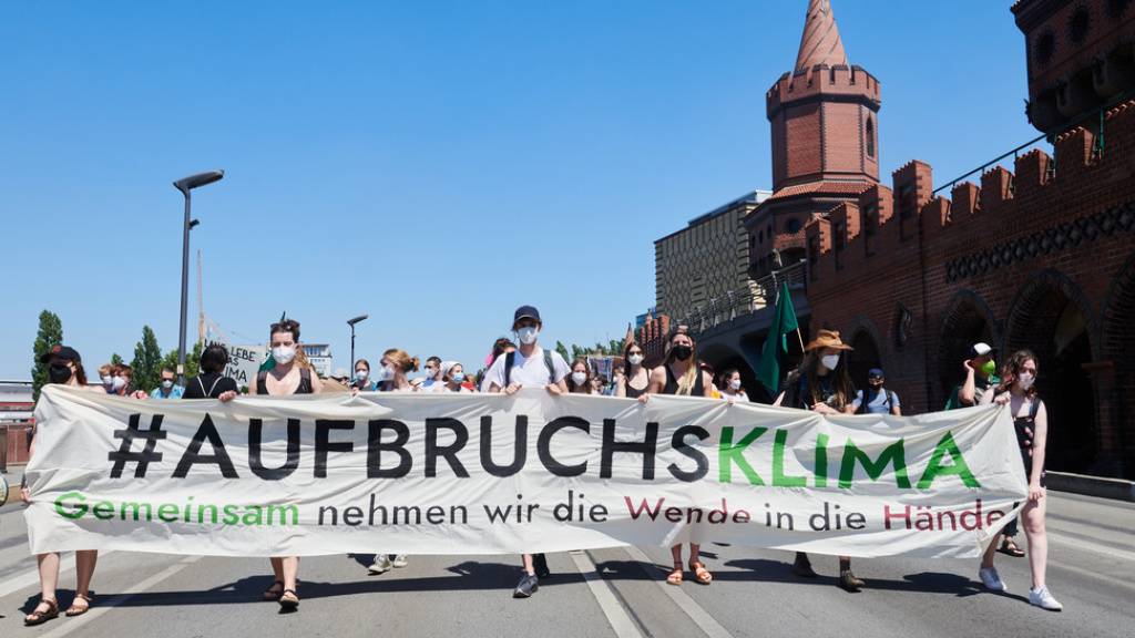 Nicht nur Demonstranten (wie hier in Berlin) warnen davor, dem Klimawandel untätig zuzuschauen: Fast 15'000 Wissenschaftler aus aller Welt haben einen entsprechenden Aufruf unterzeichnet (Symbolbild).