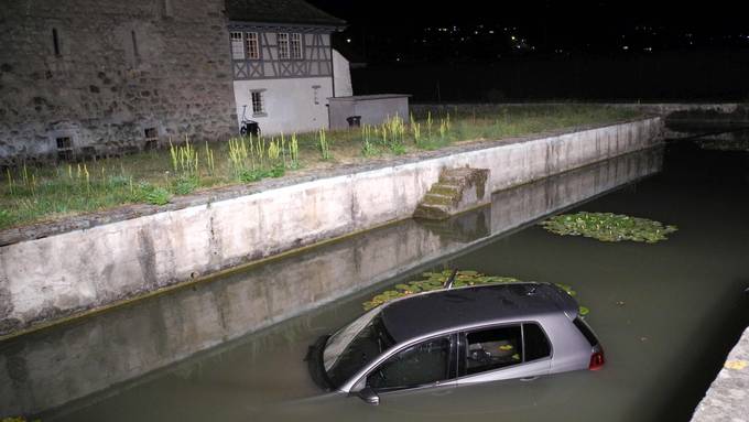 Auto landet in Schlossgraben