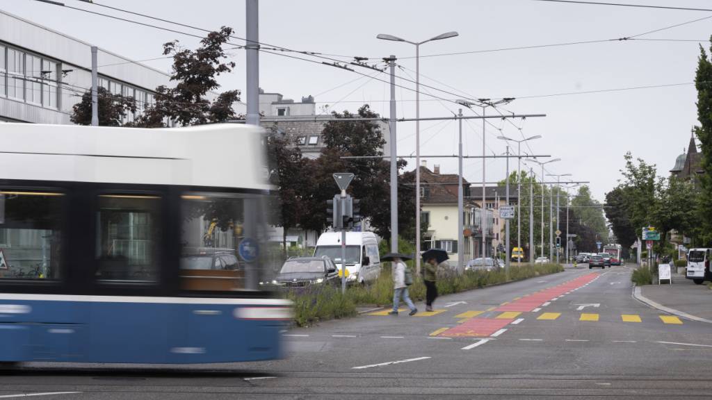 Eine 82-jährige Fussgängerin ist am Mittwoch bei einem Tramunfall schwer verletzt worden. Sie starb noch am gleichen Abend im Spital. (Symbolbild)