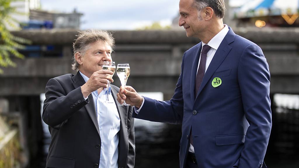 FCZ-Präsident Ancillo Canepa (links) und GC-Vizepräsident Andras Gurovits in Champagnerlaune nach dem Abstimmungssieg.