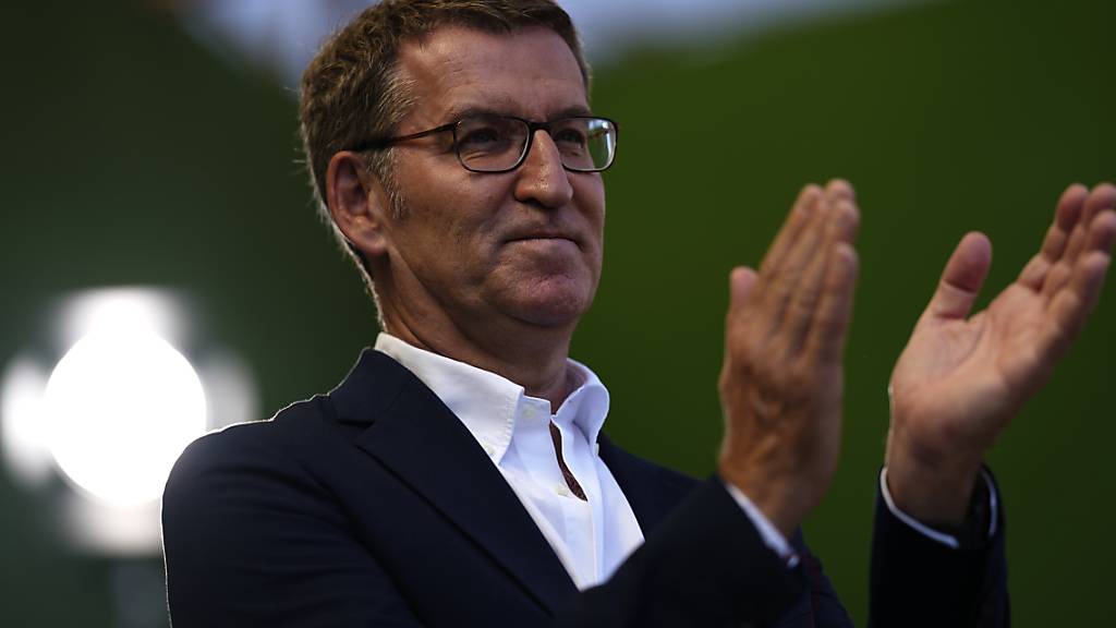 Alberto Núñez Feijóo, Vorsitzender der Partei PP und Kandidat für das Amt des Regierungspräsidenten von Spanien, klatscht, nachdem er seine Stimme abgegeben hat. Foto: Manu Fernandez/AP/dpa
