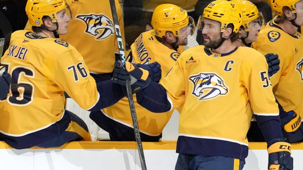 Roman Josi holt sich von seinen Mitspielern die Gratulationen ab