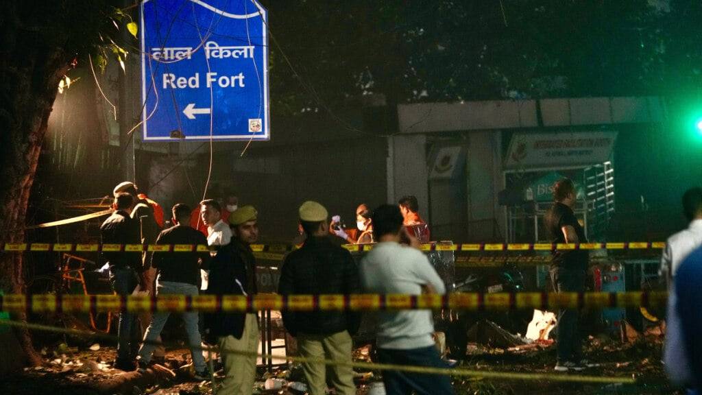 Sicherheitsbeamte inspizieren den Ort nach einer Autoexplosion in der Nähe des historischen Red Fort in Neu-Delhi. Foto: Manish Swarup/AP/dpa