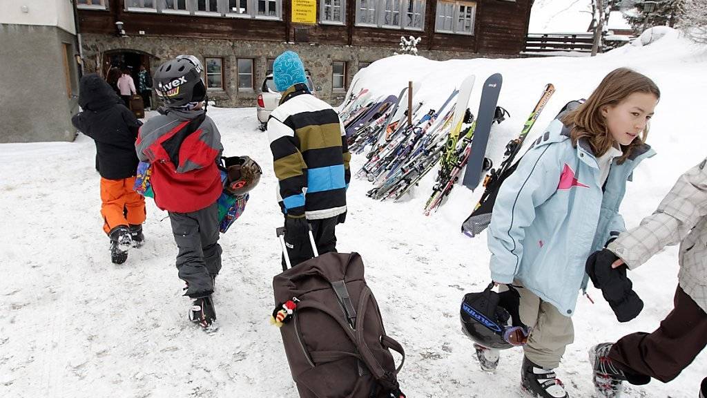 Ab ins Skilager: Für die Verbände der Schweizer Schulleitenden sind Exkursionen für Schulkinder wegen eines Bundesgerichtsurteil gefährdet. Sie fordern Massnahmen. (Themenbild)