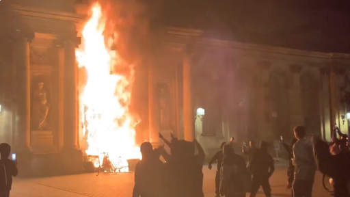 Proteste in Frankreich: Rathaus in Bordeaux steht in Flammen