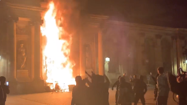 Proteste in Frankreich: Rathaus in Bordeaux steht in Flammen