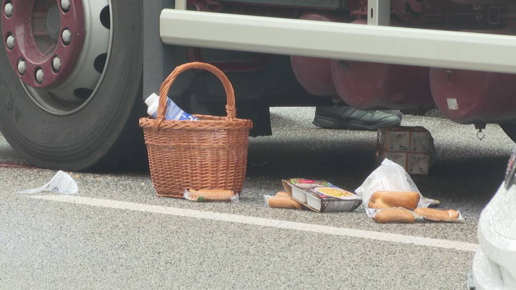 Toter Winkel? Ein Rentner wird gestern beim Überqueren der Strasse von einem Lastwagen erfasst