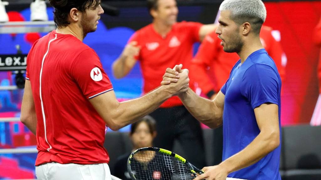 Die Weltnummer 1 Carlos Alcaraz (rechts) gratuliert Taylor Fritz zum Zweisatzsieg