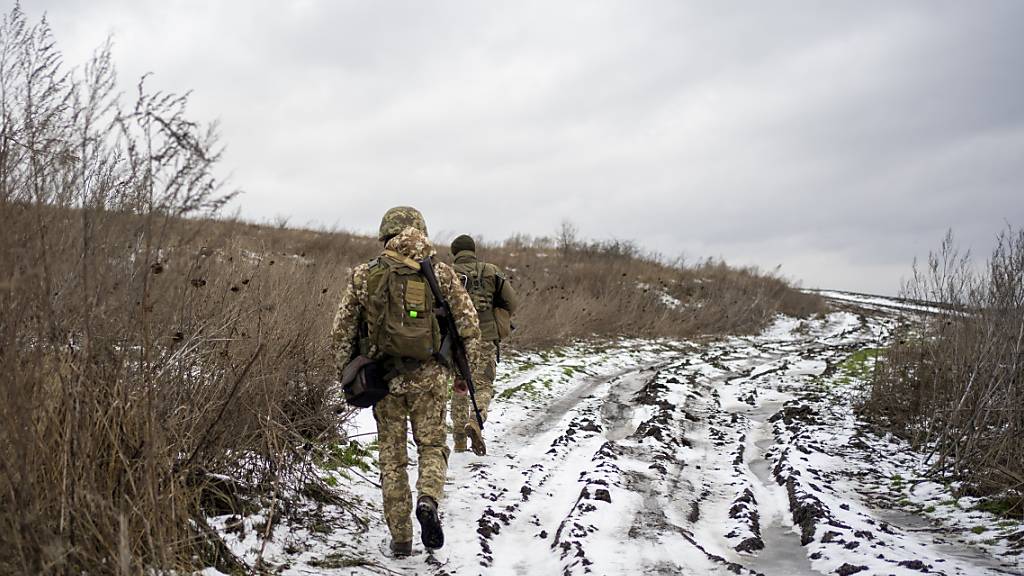Zwei Offiziere des ukrainischen Grenzschutzes begeben sich in der Region Sumy auf ihren Posten. Foto: Hanna Arhirova/AP/dpa
