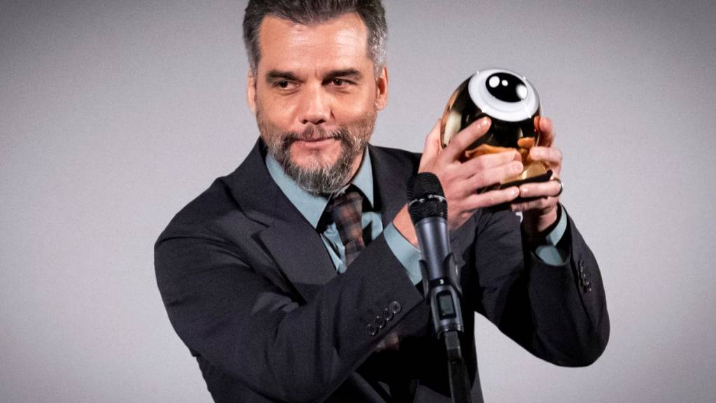 Der brasilianische Schauspieler Wagner Moura mit dem «Golden Eye» (Goldenes Auge) des Zurich Film Festival.
