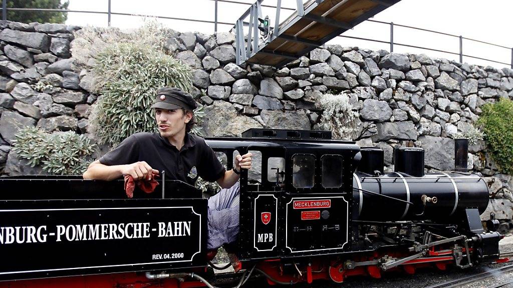 Eine 5-Jährige ist in Stein am Rhein von einer Liliputbahn angefahren worden. Im Bild eine vergleichbare Miniaturbahn an einem Dampf-Festival am Genfersee. (Archivbild)