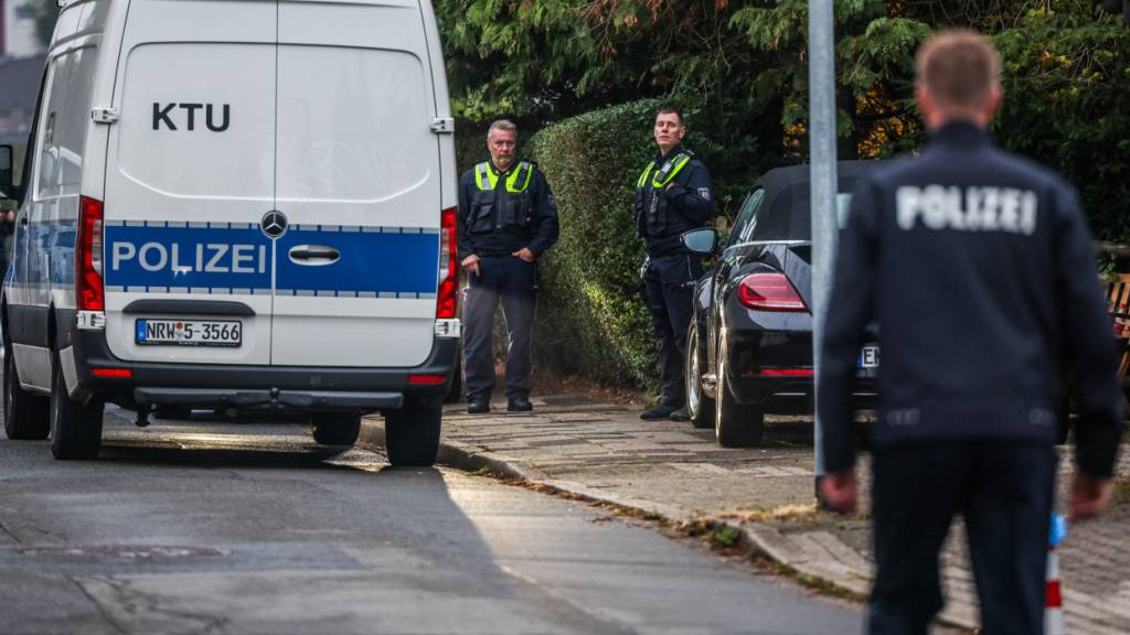 Ein Fahrzeug der Kriminatechnischen Untersuchung (KTU) der Polizei steht vor dem Tatort, nachdem  die neu gewählte Bürgermeisterin von Herdecke mit mehreren Messerstichen lebensgefährlich veletzt wurde. Foto: Christoph Reichwein/dpa