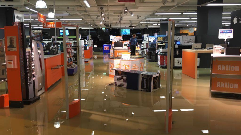 Das Einkaufszentrum Rheinpark in St.Margrethen steht unter Wasser.
