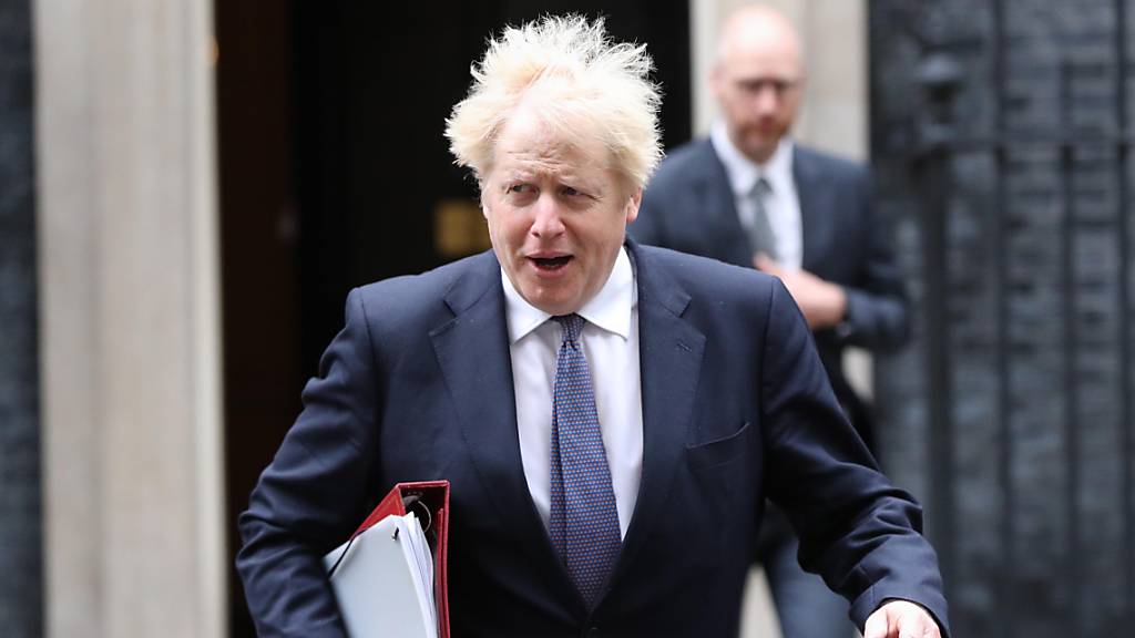 Boris Johnson, Premierminister von Großbritannien, verlässt vor einer Kabinettssitzung im Außen- und Commonwealth-Büro Downing Street 10. Foto: Jonathan Brady/PA Wire/dpa