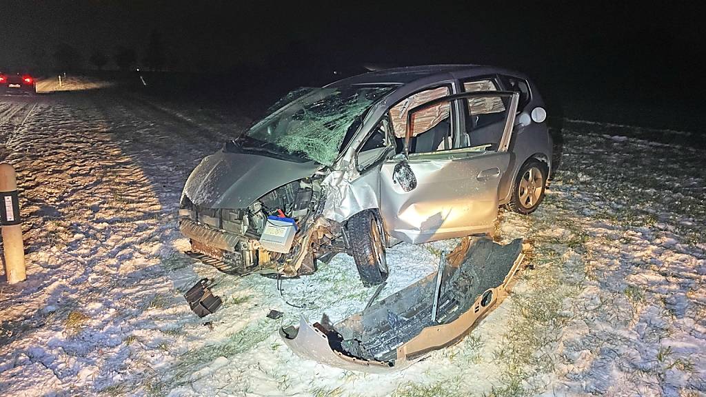 Das Auto der jungen Lenkerin war nach der Kollision mit einem Scheepflug Schrott.