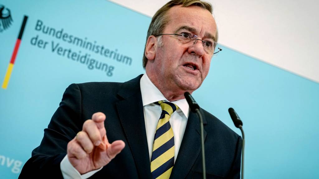 dpatopbilder - Boris Pistorius (SPD), Bundesminister der Verteidigung, stellt auf einer Pressekonferenz die deutsche Militärstrategie vor. Die erste Militärstrategie beschreibt, wie Deutschland Bedrohungen begegnen wird. Foto: Kay Nietfeld/dpa